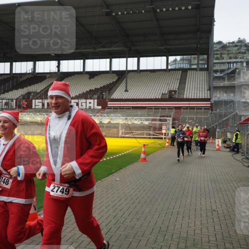 07.12.2025 - St. Pauli X-Mass-Run No. 15 Fabian Wolf http://msf.ph/oto/9418549 07.12.2025 11:26:36 Ziel 205, 209, 1632, 2024, 2026, 2234, 2236, 2237, 2240, 2748, 2749, 2813 meine-sportfotos.de