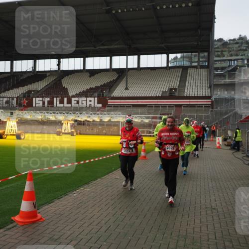 07.12.2025 - St. Pauli X-Mass-Run No. 15 Fabian Wolf http://msf.ph/oto/9418555 07.12.2025 11:26:40 Ziel 205, 209, 2024, 2026, 2234, 2236, 2237, 2240, 2748, 2749, 2813, 2942, 4884 meine-sportfotos.de