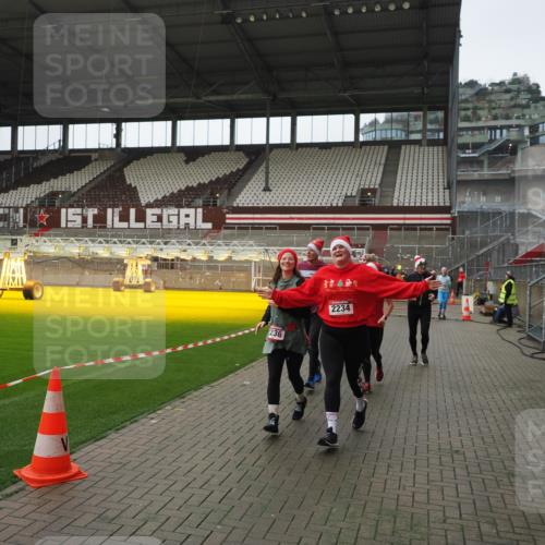 07.12.2025 - St. Pauli X-Mass-Run No. 15 Fabian Wolf http://msf.ph/oto/9418570 07.12.2025 11:26:43 Ziel 205, 209, 2024, 2026, 2175, 2176, 2234, 2236, 2237, 2240, 2748, 2749, 2813, 2942, 4884 meine-sportfotos.de