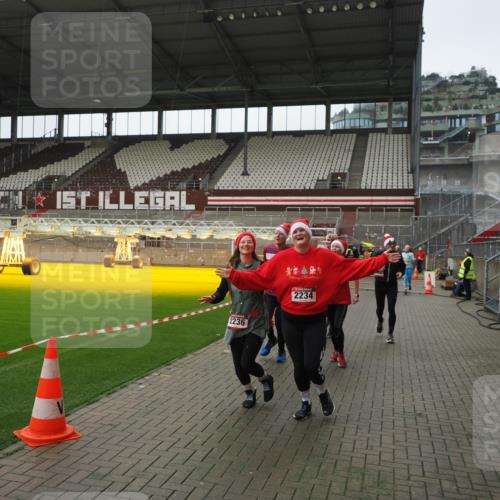 07.12.2025 - St. Pauli X-Mass-Run No. 15 Fabian Wolf http://msf.ph/oto/9418571 07.12.2025 11:26:44 Ziel 205, 209, 2024, 2026, 2175, 2176, 2234, 2236, 2237, 2240, 2748, 2749, 2813, 2942, 4884 meine-sportfotos.de