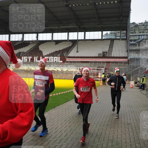 07.12.2025 - St. Pauli X-Mass-Run No. 15 Fabian Wolf http://msf.ph/oto/9418577 07.12.2025 11:26:45 Ziel 205, 209, 2024, 2026, 2175, 2176, 2234, 2236, 2237, 2240, 2748, 2749, 2813, 2942, 2972, 2979, 4884 meine-sportfotos.de