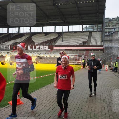 07.12.2025 - St. Pauli X-Mass-Run No. 15 Fabian Wolf http://msf.ph/oto/9418578 07.12.2025 11:26:45 Ziel 205, 209, 2024, 2026, 2175, 2176, 2234, 2236, 2237, 2240, 2748, 2749, 2813, 2942, 2972, 2979, 4884 meine-sportfotos.de