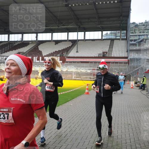 07.12.2025 - St. Pauli X-Mass-Run No. 15 Fabian Wolf http://msf.ph/oto/9418581 07.12.2025 11:26:46 Ziel 205, 209, 2024, 2026, 2175, 2176, 2234, 2236, 2237, 2240, 2748, 2749, 2813, 2942, 2972, 2979, 4884 meine-sportfotos.de