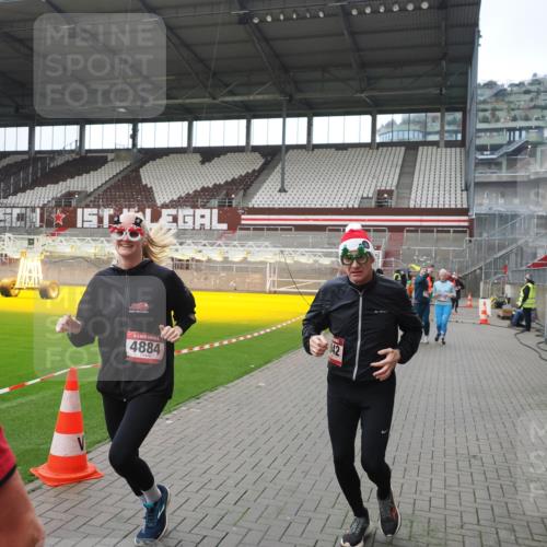 07.12.2025 - St. Pauli X-Mass-Run No. 15 Fabian Wolf http://msf.ph/oto/9418582 07.12.2025 11:26:46 Ziel 205, 209, 2024, 2026, 2175, 2176, 2234, 2236, 2237, 2240, 2748, 2749, 2813, 2942, 2972, 2979, 4884 meine-sportfotos.de