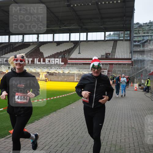 07.12.2025 - St. Pauli X-Mass-Run No. 15 Fabian Wolf http://msf.ph/oto/9418583 07.12.2025 11:26:46 Ziel 205, 209, 2024, 2026, 2175, 2176, 2234, 2236, 2237, 2240, 2748, 2749, 2813, 2942, 2972, 2979, 4884 meine-sportfotos.de