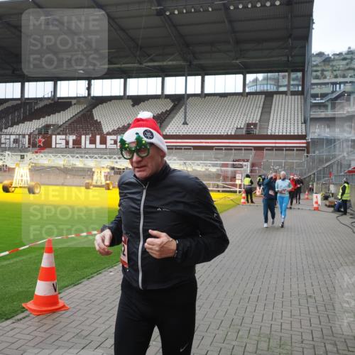 07.12.2025 - St. Pauli X-Mass-Run No. 15 Fabian Wolf http://msf.ph/oto/9418585 07.12.2025 11:26:47 Ziel 205, 209, 2024, 2026, 2175, 2176, 2234, 2236, 2237, 2240, 2748, 2749, 2813, 2942, 2972, 2979, 4884 meine-sportfotos.de