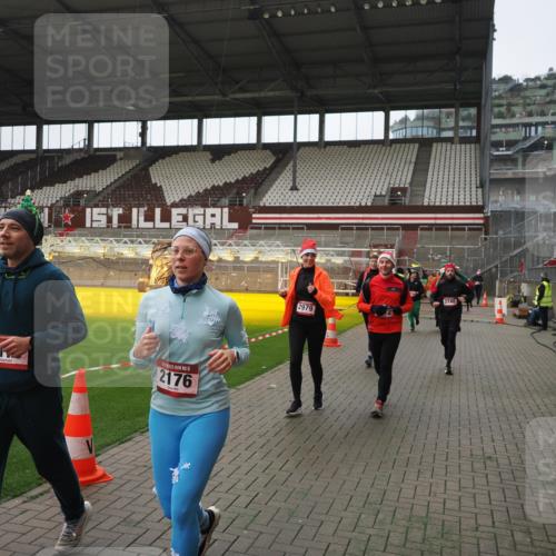 07.12.2025 - St. Pauli X-Mass-Run No. 15 Fabian Wolf http://msf.ph/oto/9418592 07.12.2025 11:26:52 Ziel 205, 209, 1080, 2024, 2026, 2072, 2175, 2176, 2234, 2236, 2237, 2240, 2789, 2790, 2813, 2942, 2972, 2979, 4884 meine-sportfotos.de