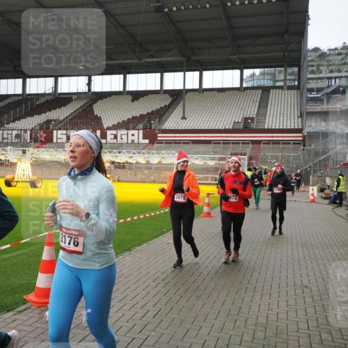 07.12.2025 - St. Pauli X-Mass-Run No. 15 Fabian Wolf http://msf.ph/oto/9418593 07.12.2025 11:26:52 Ziel 205, 209, 1080, 2024, 2026, 2072, 2175, 2176, 2234, 2236, 2237, 2240, 2789, 2790, 2813, 2942, 2972, 2979, 4884 meine-sportfotos.de