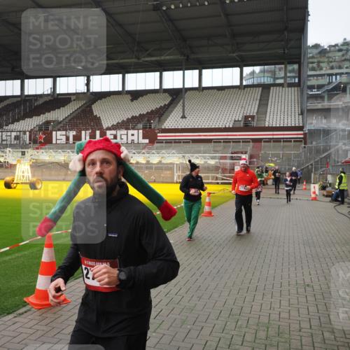 07.12.2025 - St. Pauli X-Mass-Run No. 15 Fabian Wolf http://msf.ph/oto/9418606 07.12.2025 11:26:55 Ziel 1080, 2072, 2175, 2176, 2234, 2236, 2237, 2240, 2789, 2790, 2942, 2972, 2979, 3098, 3099, 4884 meine-sportfotos.de