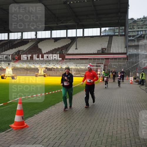 07.12.2025 - St. Pauli X-Mass-Run No. 15 Fabian Wolf http://msf.ph/oto/9418607 07.12.2025 11:26:56 Ziel 1080, 2072, 2175, 2176, 2237, 2789, 2790, 2942, 2972, 2979, 3098, 3099, 4884 meine-sportfotos.de