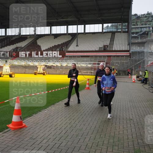 07.12.2025 - St. Pauli X-Mass-Run No. 15 Fabian Wolf http://msf.ph/oto/9418617 07.12.2025 11:27:05 Ziel 1080, 2072, 2789, 2790, 2887, 2972, 2979, 3098, 3099 meine-sportfotos.de