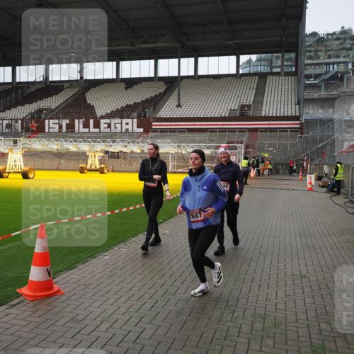 07.12.2025 - St. Pauli X-Mass-Run No. 15 Fabian Wolf http://msf.ph/oto/9418619 07.12.2025 11:27:05 Ziel 1080, 2072, 2789, 2790, 2887, 2972, 2979, 3098, 3099 meine-sportfotos.de