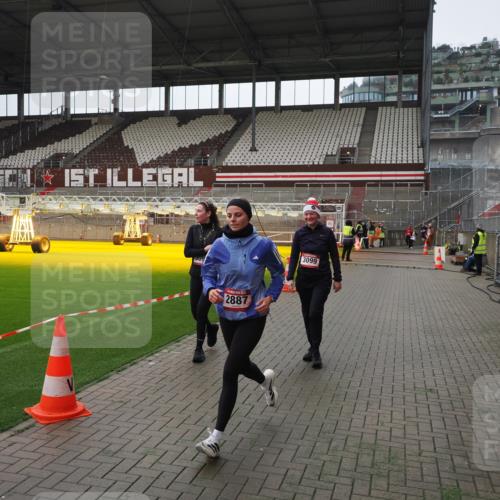 07.12.2025 - St. Pauli X-Mass-Run No. 15 Fabian Wolf http://msf.ph/oto/9418620 07.12.2025 11:27:06 Ziel 1080, 2072, 2789, 2790, 2887, 3098, 3099 meine-sportfotos.de