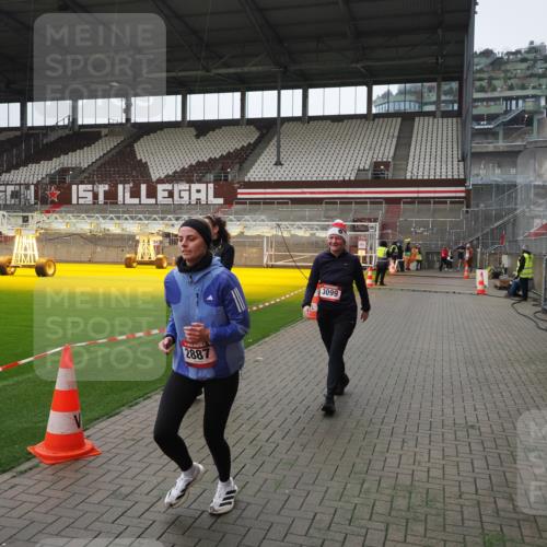 07.12.2025 - St. Pauli X-Mass-Run No. 15 Fabian Wolf http://msf.ph/oto/9418621 07.12.2025 11:27:06 Ziel 1080, 2072, 2789, 2790, 2887, 3098, 3099 meine-sportfotos.de