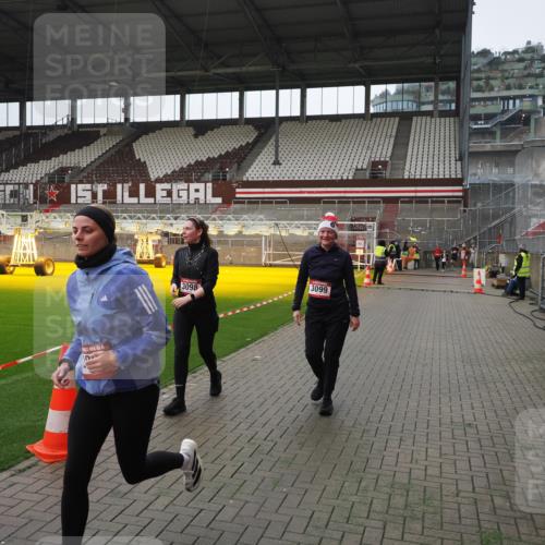 07.12.2025 - St. Pauli X-Mass-Run No. 15 Fabian Wolf http://msf.ph/oto/9418622 07.12.2025 11:27:06 Ziel 1080, 2072, 2789, 2790, 2887, 3098, 3099 meine-sportfotos.de