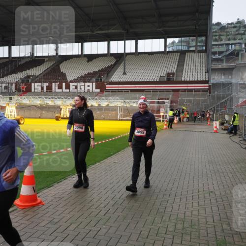 07.12.2025 - St. Pauli X-Mass-Run No. 15 Fabian Wolf http://msf.ph/oto/9418623 07.12.2025 11:27:06 Ziel 1080, 2072, 2789, 2790, 2887, 3098, 3099 meine-sportfotos.de