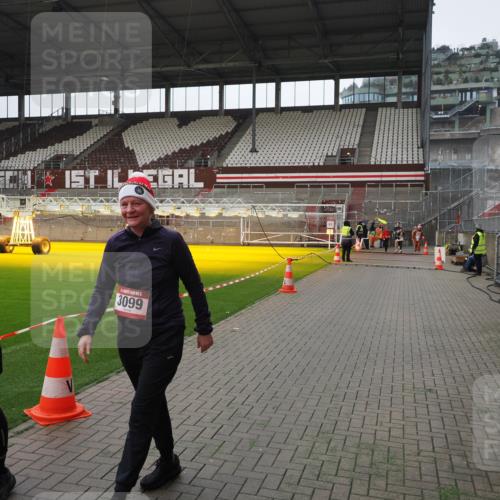 07.12.2025 - St. Pauli X-Mass-Run No. 15 Fabian Wolf http://msf.ph/oto/9418627 07.12.2025 11:27:08 Ziel 1080, 2072, 2789, 2790, 2887, 3098, 3099 meine-sportfotos.de