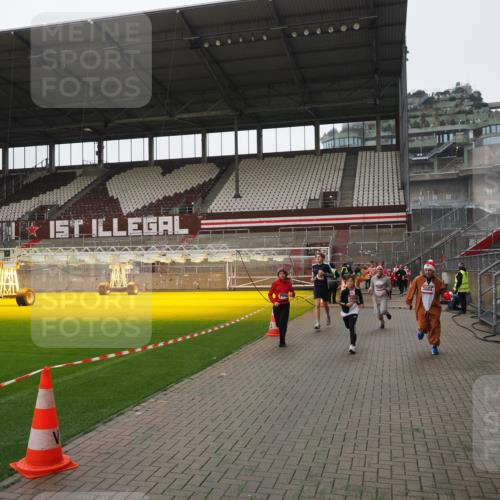 07.12.2025 - St. Pauli X-Mass-Run No. 15 Fabian Wolf http://msf.ph/oto/9418628 07.12.2025 11:27:14 Ziel 2887, 2995, 2999, 3004, 3098, 3099 meine-sportfotos.de