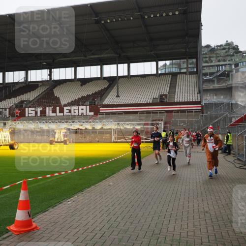 07.12.2025 - St. Pauli X-Mass-Run No. 15 Fabian Wolf http://msf.ph/oto/9418629 07.12.2025 11:27:15 Ziel 2887, 2995, 2999, 3004, 3098, 3099, 4647, 4656 meine-sportfotos.de