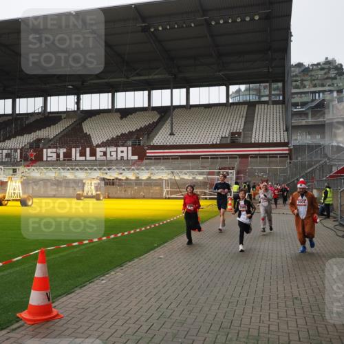 07.12.2025 - St. Pauli X-Mass-Run No. 15 Fabian Wolf http://msf.ph/oto/9418630 07.12.2025 11:27:15 Ziel 2887, 2995, 2999, 3004, 3098, 3099, 4647, 4656 meine-sportfotos.de