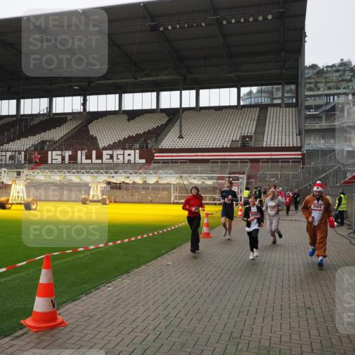 07.12.2025 - St. Pauli X-Mass-Run No. 15 Fabian Wolf http://msf.ph/oto/9418631 07.12.2025 11:27:15 Ziel 2887, 2995, 2999, 3004, 3098, 3099, 4647, 4656 meine-sportfotos.de