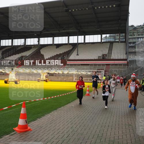 07.12.2025 - St. Pauli X-Mass-Run No. 15 Fabian Wolf http://msf.ph/oto/9418632 07.12.2025 11:27:15 Ziel 2887, 2995, 2999, 3004, 3098, 3099, 4647, 4656 meine-sportfotos.de
