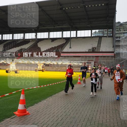 07.12.2025 - St. Pauli X-Mass-Run No. 15 Fabian Wolf http://msf.ph/oto/9418633 07.12.2025 11:27:15 Ziel 2887, 2995, 2999, 3004, 3098, 3099, 4647, 4656 meine-sportfotos.de