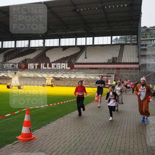 07.12.2025 - St. Pauli X-Mass-Run No. 15 Fabian Wolf http://msf.ph/oto/9418634 07.12.2025 11:27:16 Ziel 1772, 2887, 2995, 2999, 3004, 3956, 4647, 4656 meine-sportfotos.de