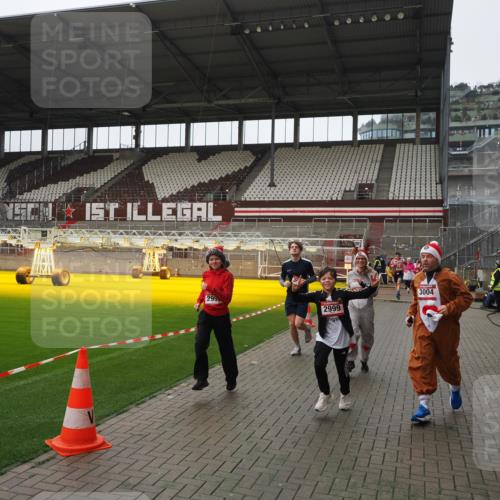 07.12.2025 - St. Pauli X-Mass-Run No. 15 Fabian Wolf http://msf.ph/oto/9418635 07.12.2025 11:27:16 Ziel 1772, 2887, 2995, 2999, 3004, 3956, 4647, 4656 meine-sportfotos.de