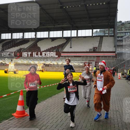 07.12.2025 - St. Pauli X-Mass-Run No. 15 Fabian Wolf http://msf.ph/oto/9418638 07.12.2025 11:27:17 Ziel 1772, 2887, 2995, 2999, 3004, 3956, 4647, 4656 meine-sportfotos.de