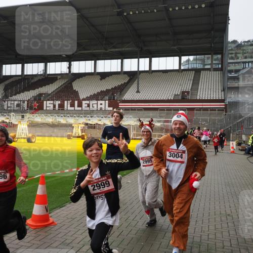 07.12.2025 - St. Pauli X-Mass-Run No. 15 Fabian Wolf http://msf.ph/oto/9418640 07.12.2025 11:27:17 Ziel 1772, 2887, 2995, 2999, 3004, 3956, 4647, 4656 meine-sportfotos.de