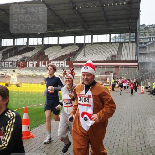 07.12.2025 - St. Pauli X-Mass-Run No. 15 Fabian Wolf http://msf.ph/oto/9418642 07.12.2025 11:27:18 Ziel 35, 36, 1772, 2887, 2995, 2999, 3004, 3956, 4647, 4656 meine-sportfotos.de
