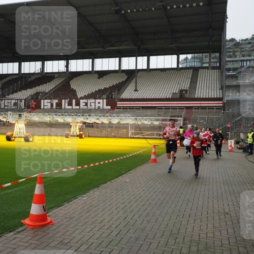 07.12.2025 - St. Pauli X-Mass-Run No. 15 Fabian Wolf http://msf.ph/oto/9418644 07.12.2025 11:27:20 Ziel 35, 36, 1772, 2995, 2999, 3004, 3956, 4647, 4656 meine-sportfotos.de