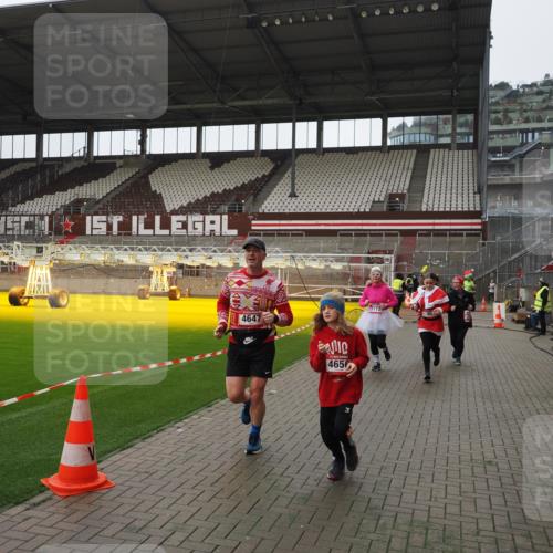07.12.2025 - St. Pauli X-Mass-Run No. 15 Fabian Wolf http://msf.ph/oto/9418651 07.12.2025 11:27:22 Ziel 35, 36, 1772, 2995, 2999, 3004, 3956, 4647, 4656 meine-sportfotos.de