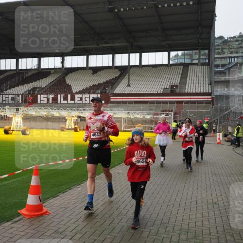 07.12.2025 - St. Pauli X-Mass-Run No. 15 Fabian Wolf http://msf.ph/oto/9418652 07.12.2025 11:27:22 Ziel 35, 36, 1772, 2995, 2999, 3004, 3956, 4647, 4656 meine-sportfotos.de