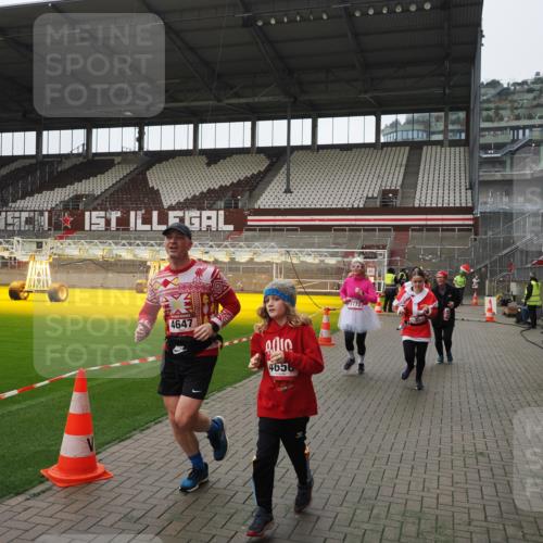 07.12.2025 - St. Pauli X-Mass-Run No. 15 Fabian Wolf http://msf.ph/oto/9418653 07.12.2025 11:27:22 Ziel 35, 36, 1772, 2995, 2999, 3004, 3956, 4647, 4656 meine-sportfotos.de