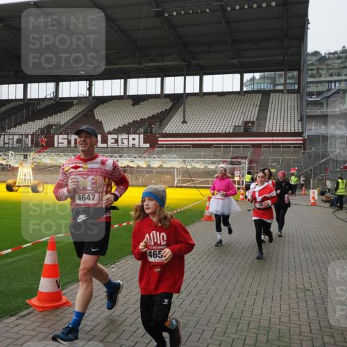 07.12.2025 - St. Pauli X-Mass-Run No. 15 Fabian Wolf http://msf.ph/oto/9418654 07.12.2025 11:27:23 Ziel 35, 36, 1772, 2995, 2999, 3004, 3956, 4647, 4656 meine-sportfotos.de