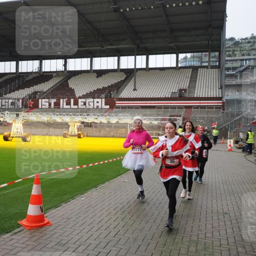07.12.2025 - St. Pauli X-Mass-Run No. 15 Fabian Wolf http://msf.ph/oto/9418657 07.12.2025 11:27:23 Ziel 35, 36, 1772, 2995, 2999, 3004, 3956, 4647, 4656 meine-sportfotos.de