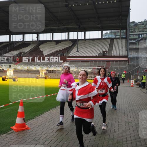 07.12.2025 - St. Pauli X-Mass-Run No. 15 Fabian Wolf http://msf.ph/oto/9418659 07.12.2025 11:27:24 Ziel 35, 36, 1772, 2995, 2999, 3004, 3315, 3956, 4647, 4656 meine-sportfotos.de