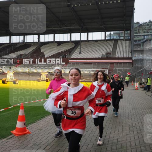 07.12.2025 - St. Pauli X-Mass-Run No. 15 Fabian Wolf http://msf.ph/oto/9418660 07.12.2025 11:27:24 Ziel 35, 36, 1772, 2995, 2999, 3004, 3315, 3956, 4647, 4656 meine-sportfotos.de
