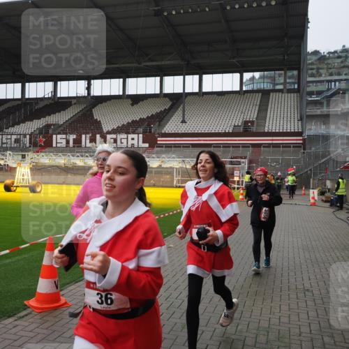 07.12.2025 - St. Pauli X-Mass-Run No. 15 Fabian Wolf http://msf.ph/oto/9418661 07.12.2025 11:27:24 Ziel 35, 36, 1772, 2995, 2999, 3004, 3315, 3956, 4647, 4656 meine-sportfotos.de