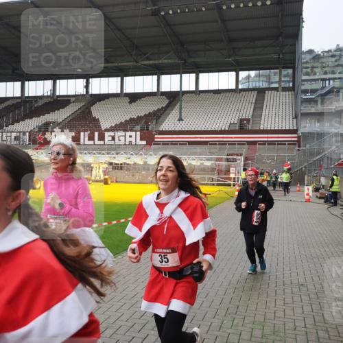 07.12.2025 - St. Pauli X-Mass-Run No. 15 Fabian Wolf http://msf.ph/oto/9418662 07.12.2025 11:27:24 Ziel 35, 36, 1772, 2995, 2999, 3004, 3315, 3956, 4647, 4656 meine-sportfotos.de