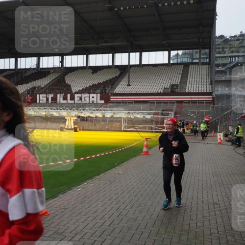 07.12.2025 - St. Pauli X-Mass-Run No. 15 Fabian Wolf http://msf.ph/oto/9418664 07.12.2025 11:27:25 Ziel 35, 36, 1772, 2571, 2572, 2995, 2999, 3004, 3315, 3956, 4647, 4656 meine-sportfotos.de