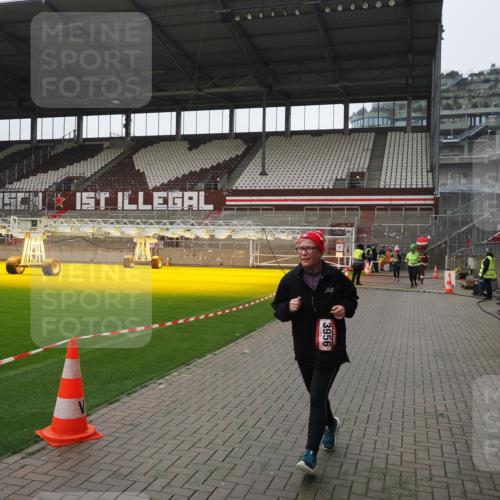 07.12.2025 - St. Pauli X-Mass-Run No. 15 Fabian Wolf http://msf.ph/oto/9418665 07.12.2025 11:27:25 Ziel 35, 36, 1772, 2571, 2572, 2995, 2999, 3004, 3315, 3956, 4647, 4656 meine-sportfotos.de
