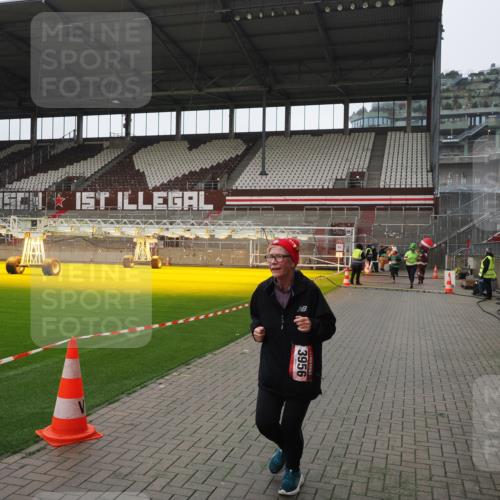 07.12.2025 - St. Pauli X-Mass-Run No. 15 Fabian Wolf http://msf.ph/oto/9418666 07.12.2025 11:27:25 Ziel 35, 36, 1772, 2571, 2572, 2995, 2999, 3004, 3315, 3956, 4647, 4656 meine-sportfotos.de