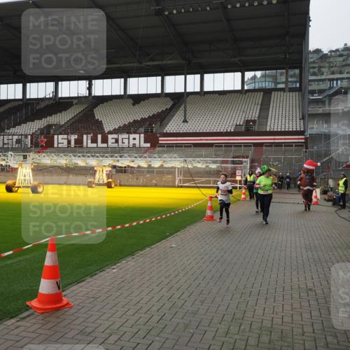 07.12.2025 - St. Pauli X-Mass-Run No. 15 Fabian Wolf http://msf.ph/oto/9418667 07.12.2025 11:27:30 Ziel 35, 36, 534, 1772, 2571, 2572, 2995, 3004, 3315, 3956, 4647, 4656 meine-sportfotos.de