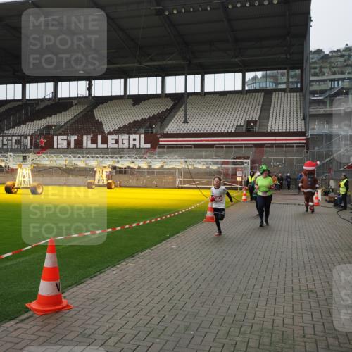 07.12.2025 - St. Pauli X-Mass-Run No. 15 Fabian Wolf http://msf.ph/oto/9418668 07.12.2025 11:27:30 Ziel 35, 36, 534, 1772, 2571, 2572, 2995, 3004, 3315, 3956, 4647, 4656 meine-sportfotos.de