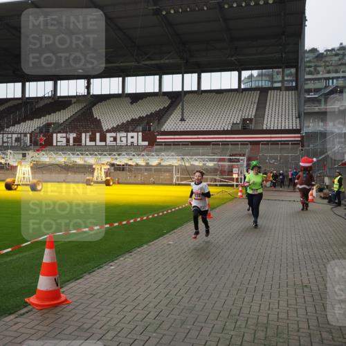 07.12.2025 - St. Pauli X-Mass-Run No. 15 Fabian Wolf http://msf.ph/oto/9418670 07.12.2025 11:27:30 Ziel 35, 36, 534, 1772, 2571, 2572, 2995, 3004, 3315, 3956, 4647, 4656 meine-sportfotos.de