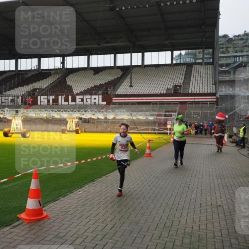 07.12.2025 - St. Pauli X-Mass-Run No. 15 Fabian Wolf http://msf.ph/oto/9418672 07.12.2025 11:27:31 Ziel 35, 36, 534, 1772, 2571, 2572, 2995, 3315, 3956, 4647, 4656 meine-sportfotos.de