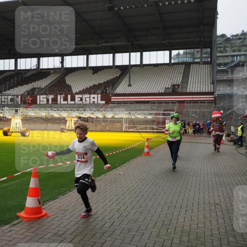 07.12.2025 - St. Pauli X-Mass-Run No. 15 Fabian Wolf http://msf.ph/oto/9418674 07.12.2025 11:27:31 Ziel 35, 36, 534, 1772, 2571, 2572, 2995, 3315, 3956, 4647, 4656 meine-sportfotos.de